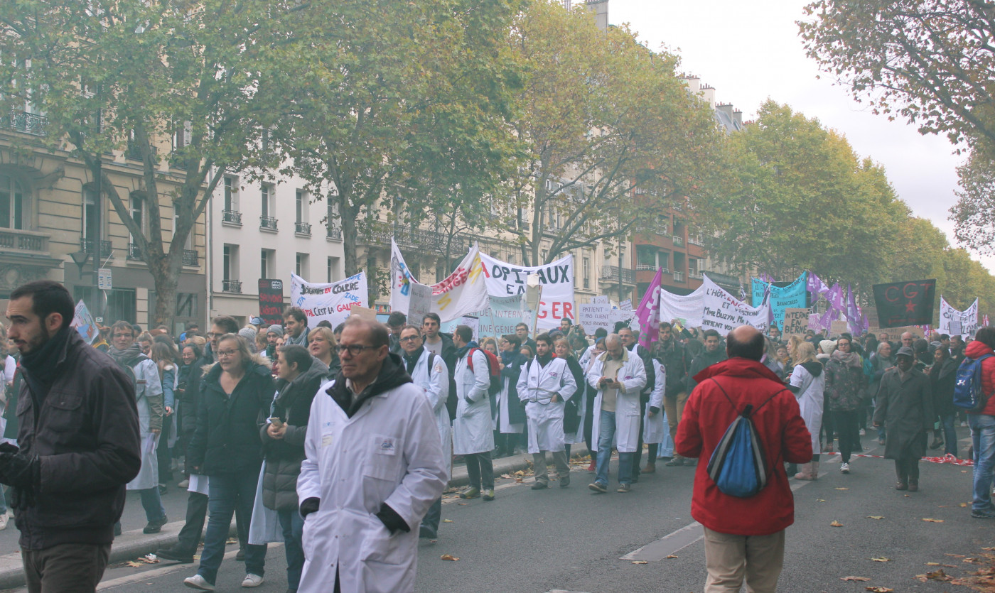 Les médecins dans la rue pour défendre l’hôpital public